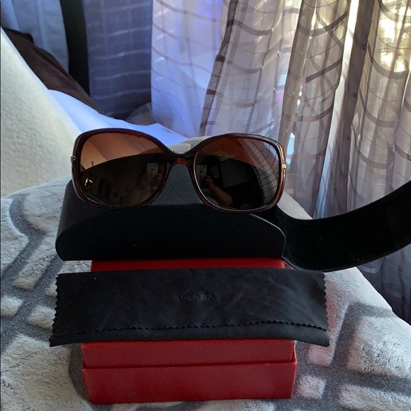 Prada Accessories - Prada vintage women’s sunglasses 🕶
